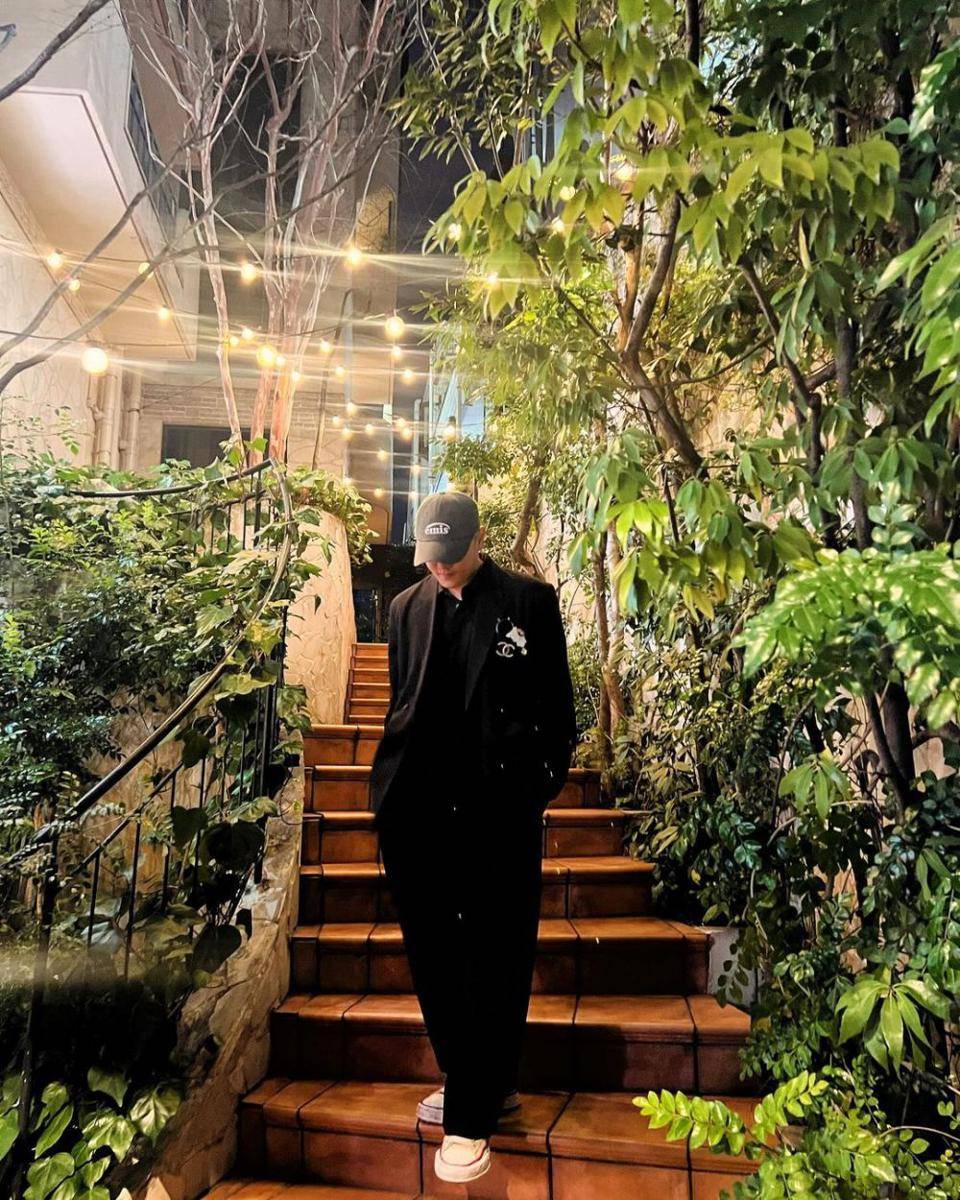 outfit hitam ala DK iKON (instagram.com/@_dong_ii)