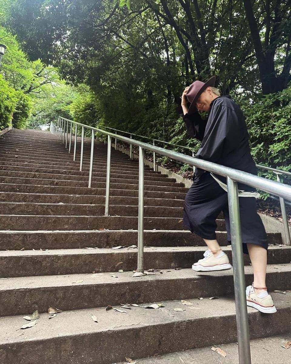 outfit hitam ala DK iKON (instagram.com/@_dong_ii)