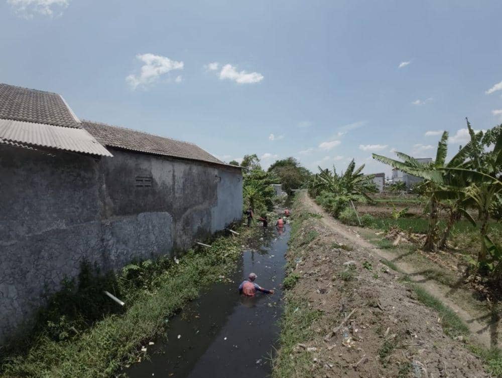 Pembersihan sungai dari sampah di sungai Semarang. (dok. Pemkot Semarang)