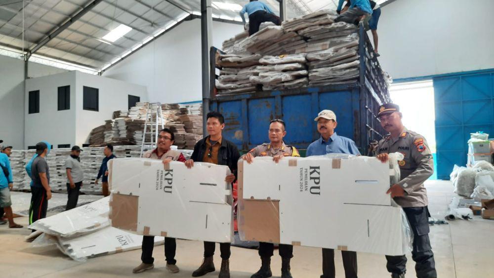 Logistik Kotak Suara Pilkada Semarang 2024 Tiba di Gudang KPU