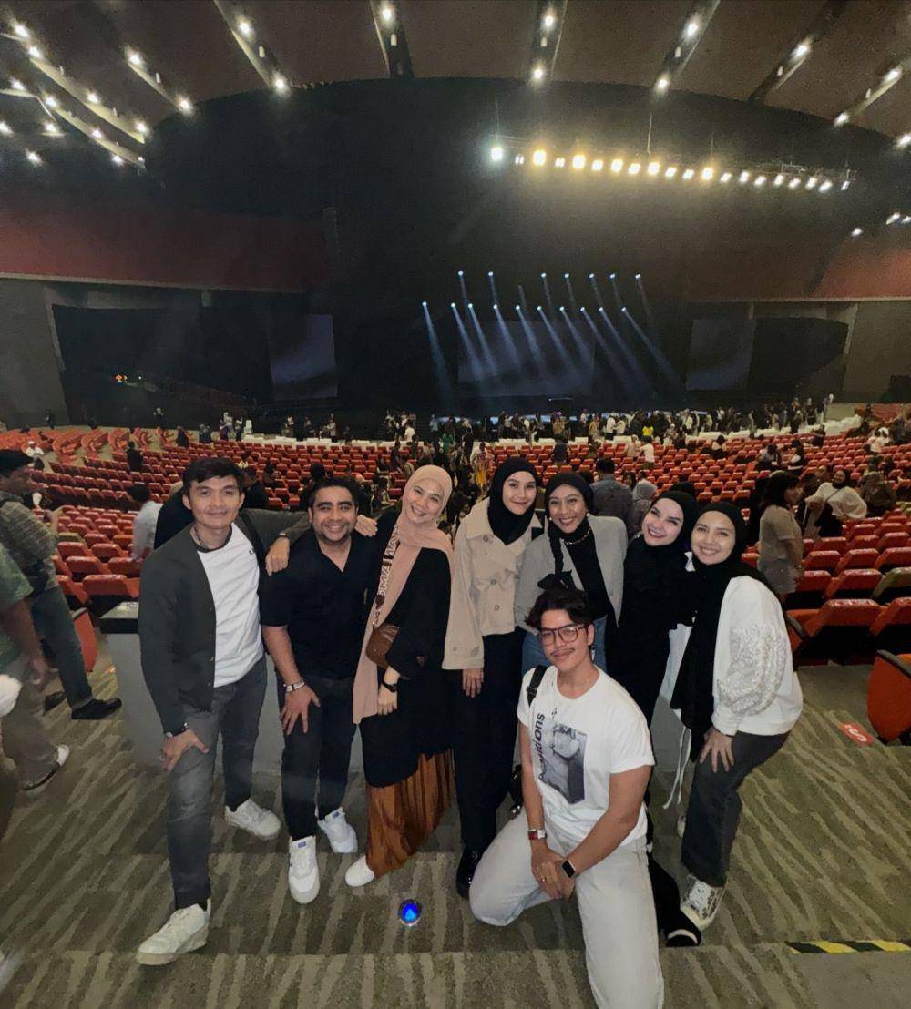 potret artis nonton konser John Legend (instagram.com/tya_ariestya)