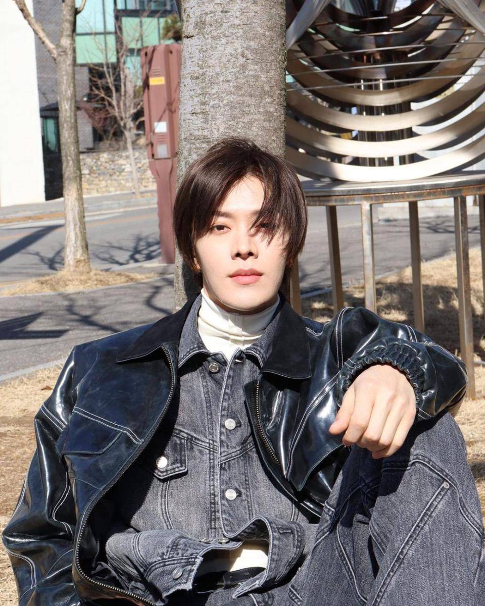 gaya layering outfit ala Yuta NCT (instagram.com/yuu_taa_1026)