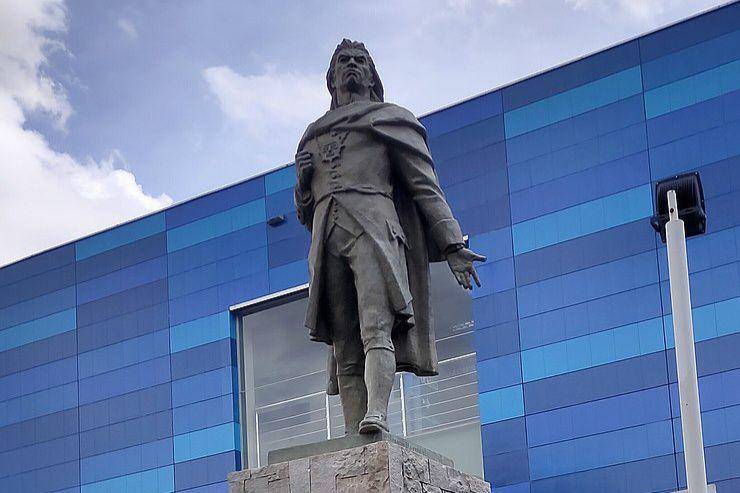 Monumen Tupac Amaru II di El Alto (commons.wikimedia.org/Bodoque9903)