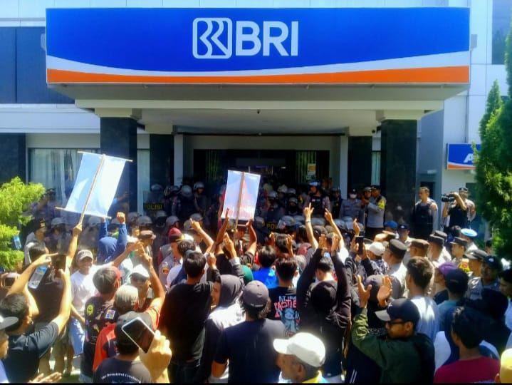 Dugaan Permainan Lelang Agunan, Puluhan Warga Demo BRI Selong