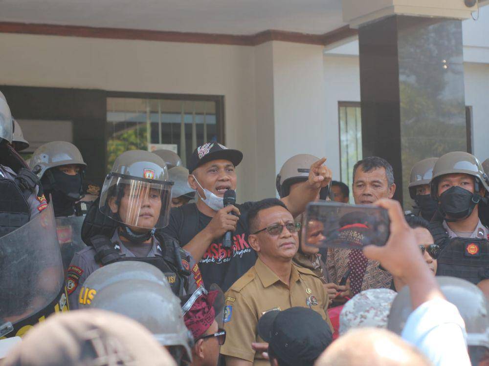 Massa aksi saat melakukan orasi di kantor DPRD Lotim (IDN Times/Ruhaili)