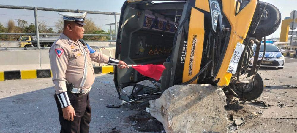 Bus Rombongan Guru Tulungagung Terguling di Tol Sumo, Satu Meninggal