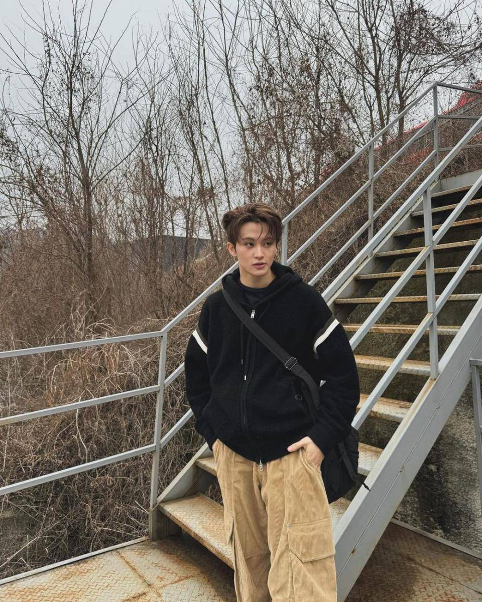 referensi daily outfit ala Mark NCT (instagram.com/onyourm__ark)