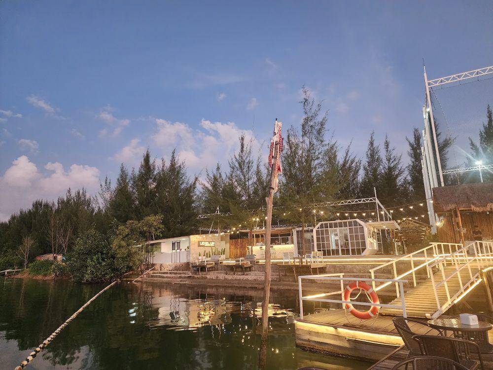 Level Up Coffee and Floating Bar, Batam (google.com/maps/leondy rionaldo)