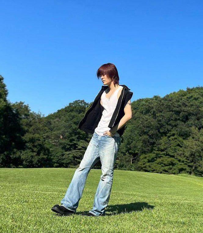 gaya layering outfit ala Yuta NCT (instagram.com/yuu_taa_1026)