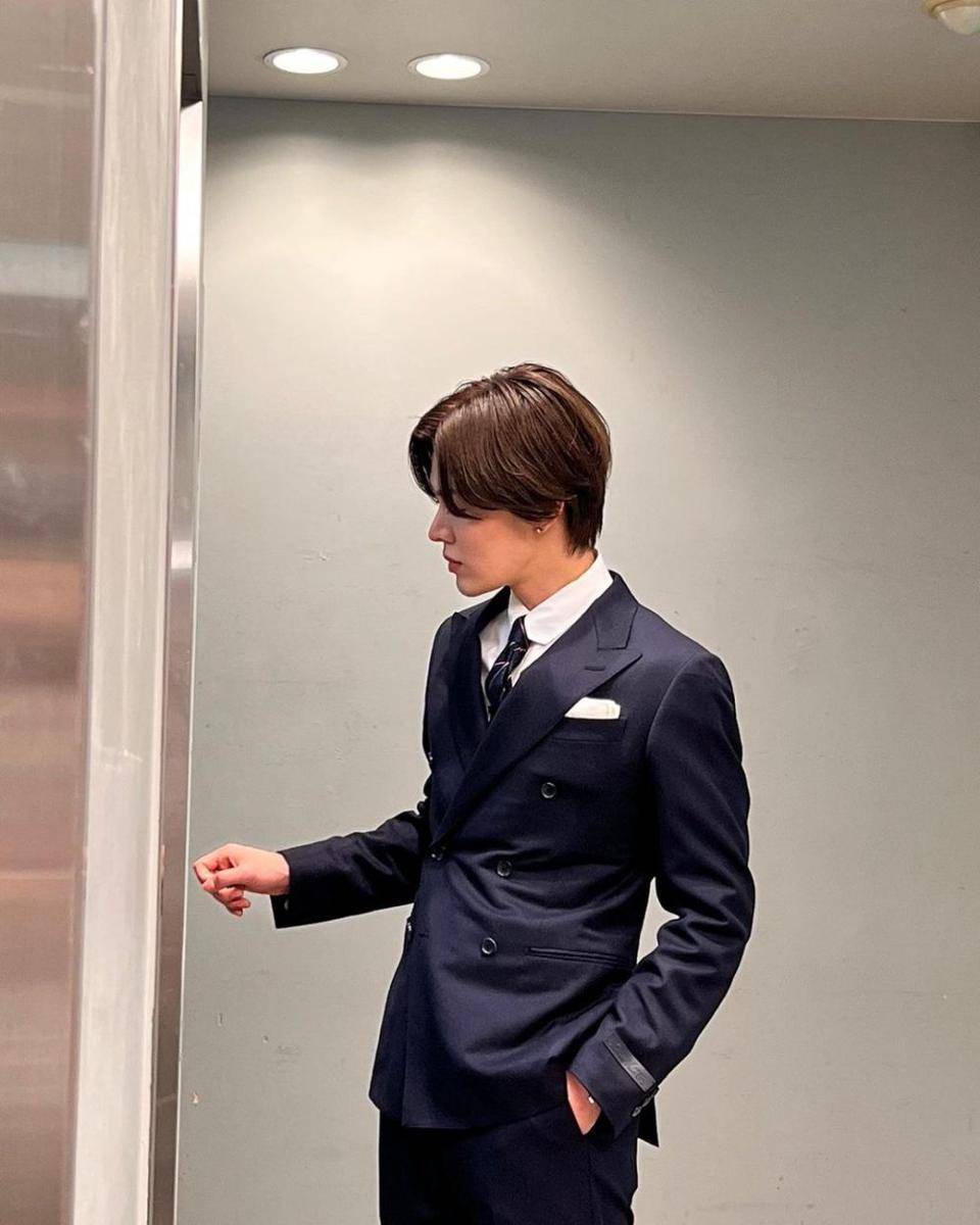 ragam style Yuta NCT pakai jas dan blazer (instagram.com/yuu_taa_1026)
