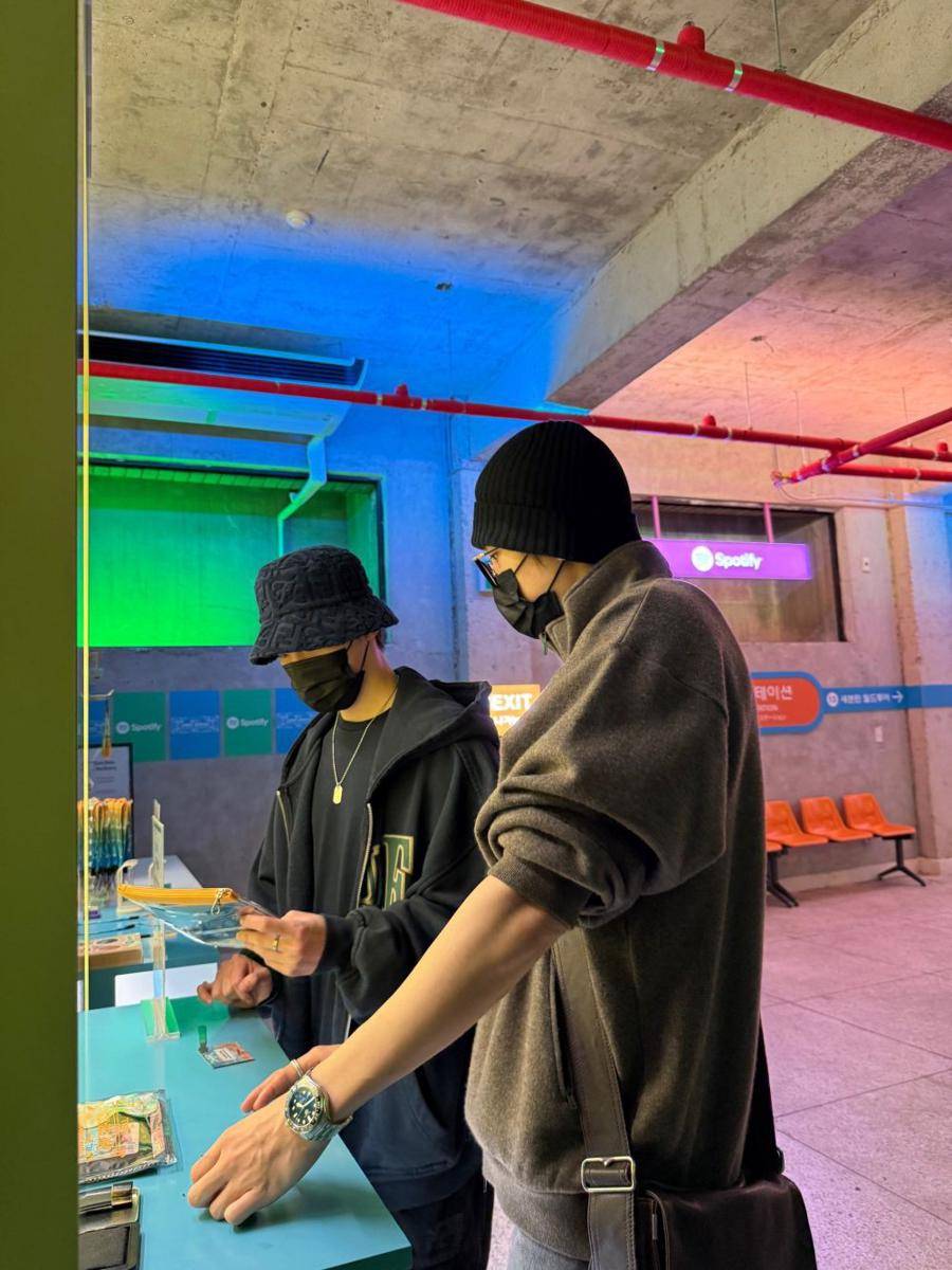 Wonwoo dan Dino di Carat Station Korea Selatan (dok. Weverse/seventeen)