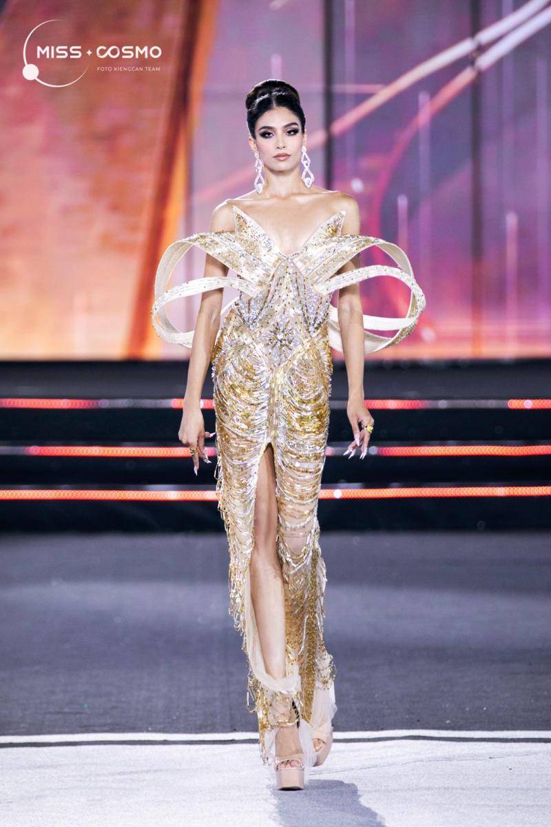 Potret Jajaran 10 Besar Miss Cosmo 2024 Saat Sesi Gaun Malam (NAG KiengCan and KiengCanTeam for Facebook.com/Miss Cosmo)