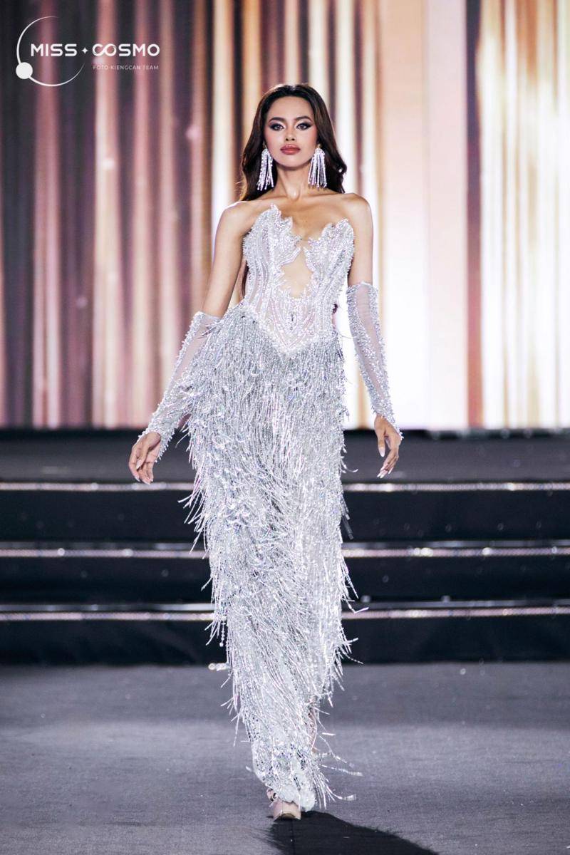 Potret Jajaran 10 Besar Miss Cosmo 2024 Saat Sesi Gaun Malam (NAG KiengCan and KiengCanTeam for Facebook.com/Miss Cosmo)