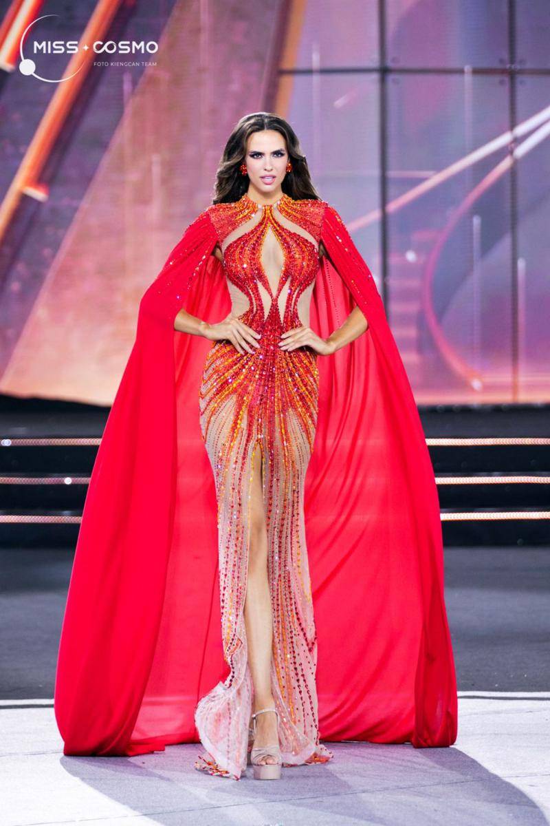 Potret Jajaran 10 Besar Miss Cosmo 2024 Saat Sesi Gaun Malam (NAG KiengCan and KiengCanTeam for Facebook.com/Miss Cosmo)