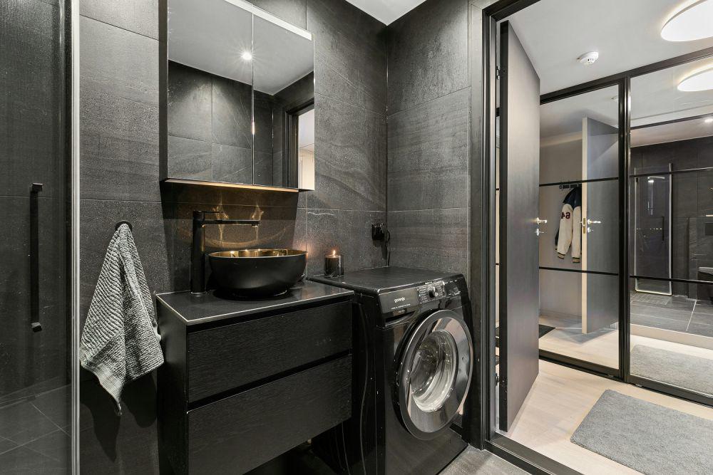 9 Inspirasi Desain Ruang Cuci dalam Kamar Mandi Mungil, Hemat Tempat