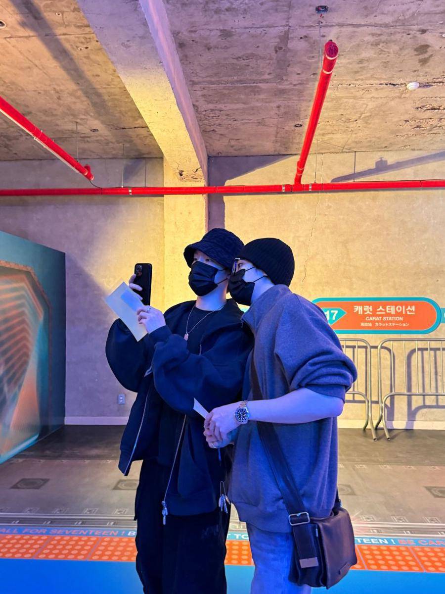Wonwoo dan Dino di Carat Station Korea Selatan (dok. Weverse/seventeen)