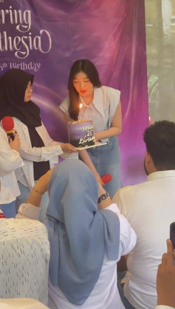 potret Shani eks JKT48 bikin kejutan ke fans di hari ulang tahun (tiktok.com/@_shanindira)
