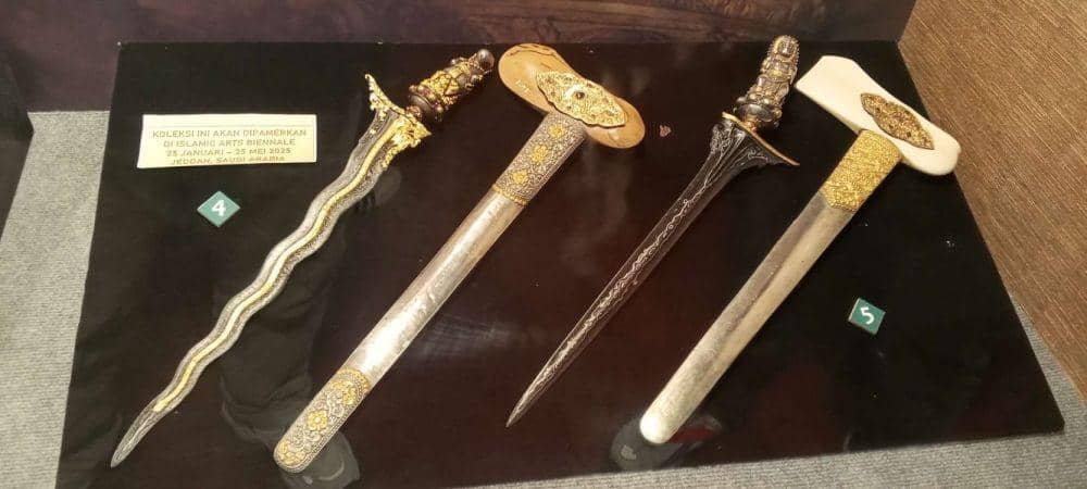 Koleksi benda-benda bersejarah yang akan ditampilkan Museum Negeri NTB di pameran internasional Islamic Arts Biennale 2025. (IDN Times/Muhammad Nasir)