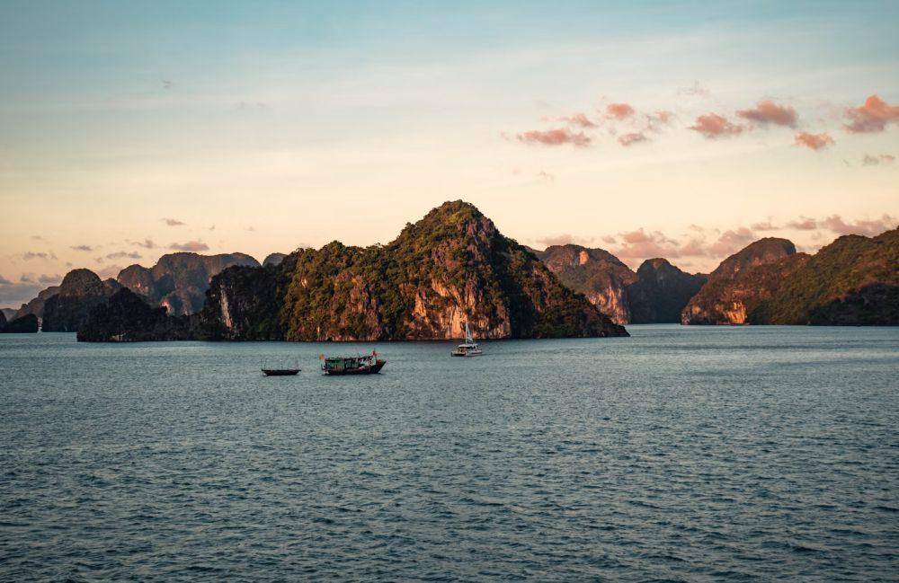 Ha Long Bay di Vitenam (unsplash.com/ Ryan Le)