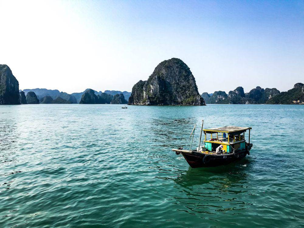 ilustrasi berlayar di Ha Long Bay (unsplash.com/Leon Wong)