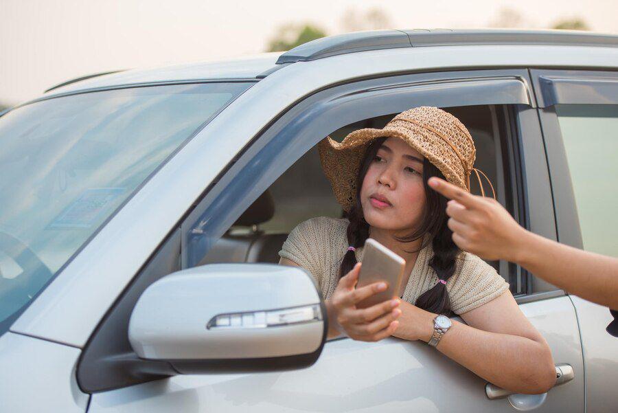 ilustrasi seorang wanita ditunjukkan arah oleh seseorang (freepik.com/EyeEm)