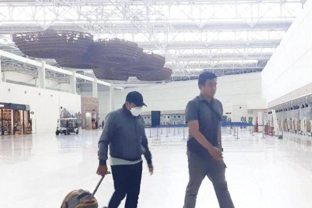 Penyidik KPK menggiring seseorang yang turut diamankan saat OTT ketika memasuki gedung terminal Bandara Syamsudin Noor di Banjarbaru untuk dibawa ke Jakarta. (ANTARA/Firman)
