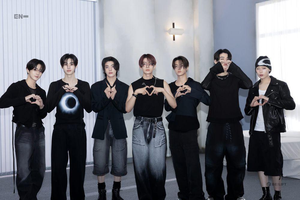 11 Padu Padan Celana Jeans ala Member ENHYPEN, Stylish!