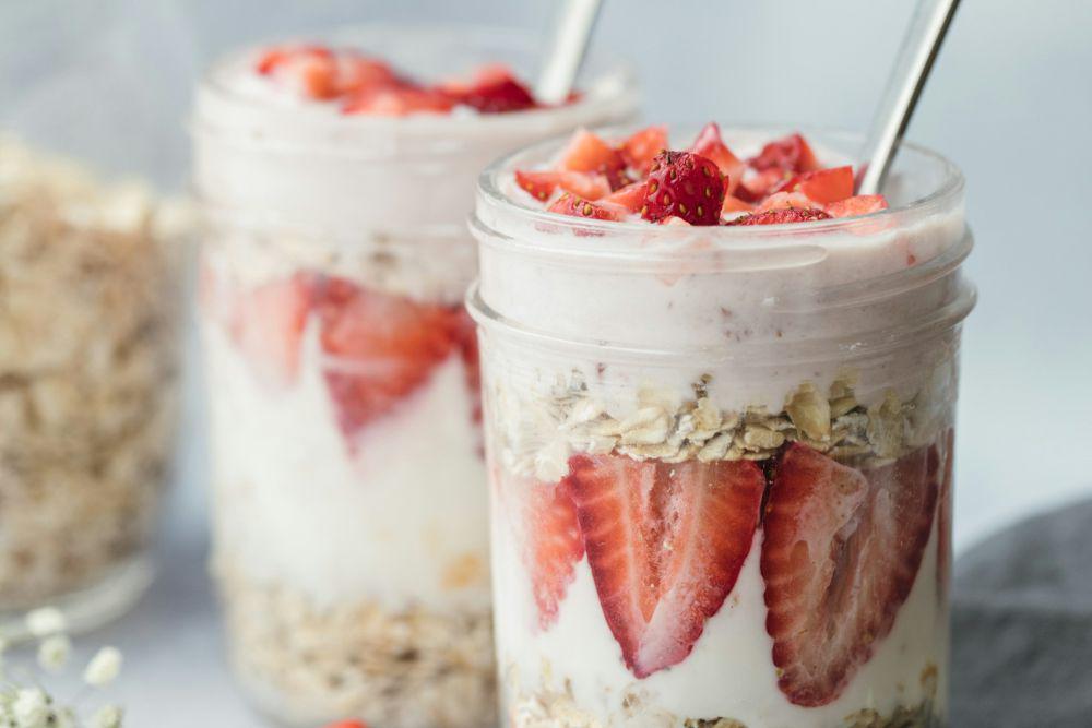 Resep Strawberry Cheesecake Overnight Oat untuk Sarapan Simple