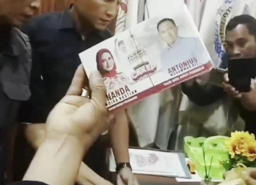 Warga Geruduk Balai Desa di Pesawaran, Dapati Gepokan Stiker Paslon!