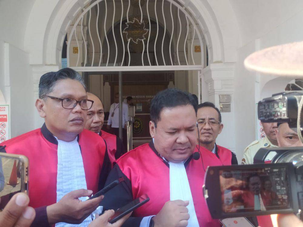 Hakim PN Makassar, Johnicol Richard Frans Sine saat diwawancara awak media, Senin (7/10/2024)