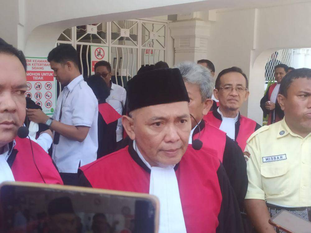 Humas PN Makassar, Sibali saat diwawancara awak media, Senin (7/10/2024) /istimewa