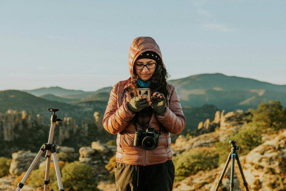 ilustrasi bermain smartphone (pexels.com/Amar Preciado)
