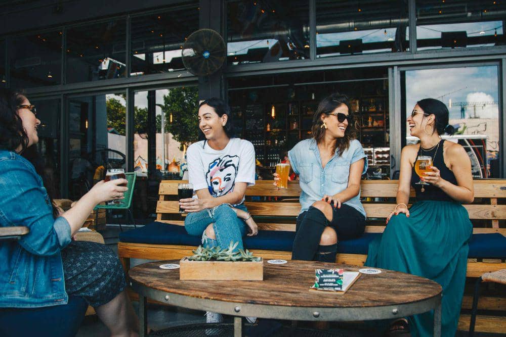 Empat perempuan sedang hang out di sebuah kafe (paxels.com/Elevate)