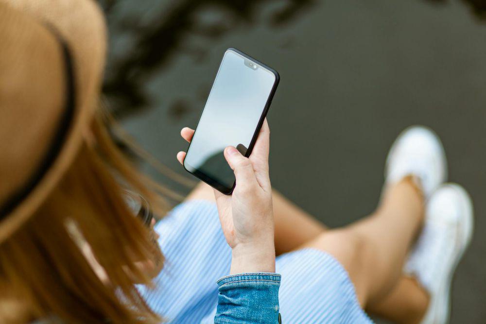 5 Tips Hemat Baterai Smartphone saat Traveling di Alam Terbuka