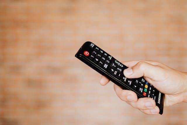 ilustrasi remote kontrol (pexels.com/Photo Source: Kaboompics.com)