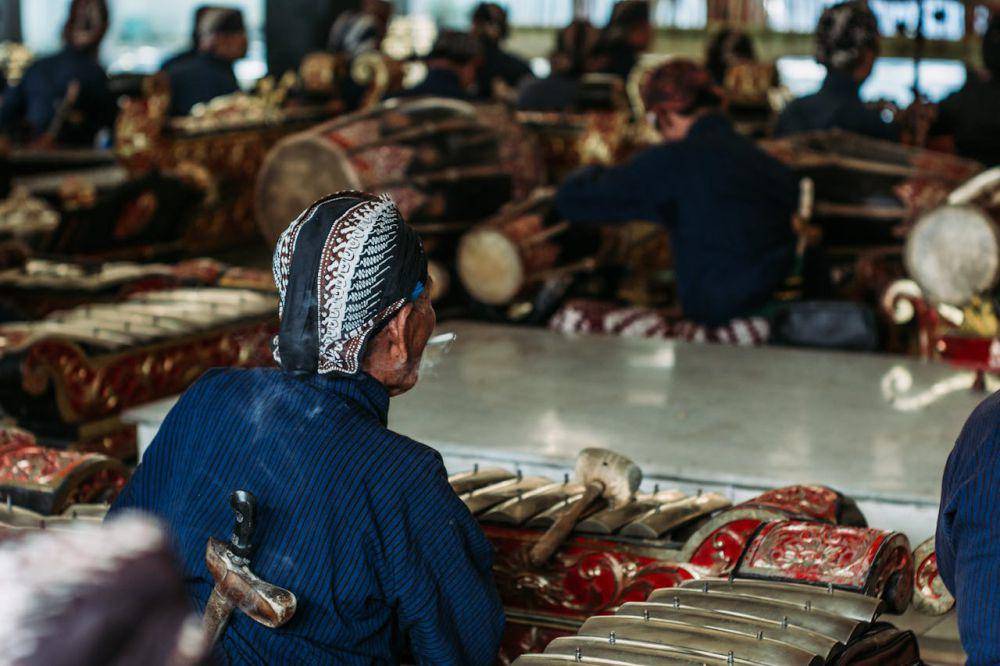 ilustrasi penabuh gamelan (pexels.com/Maxime LEVREL)