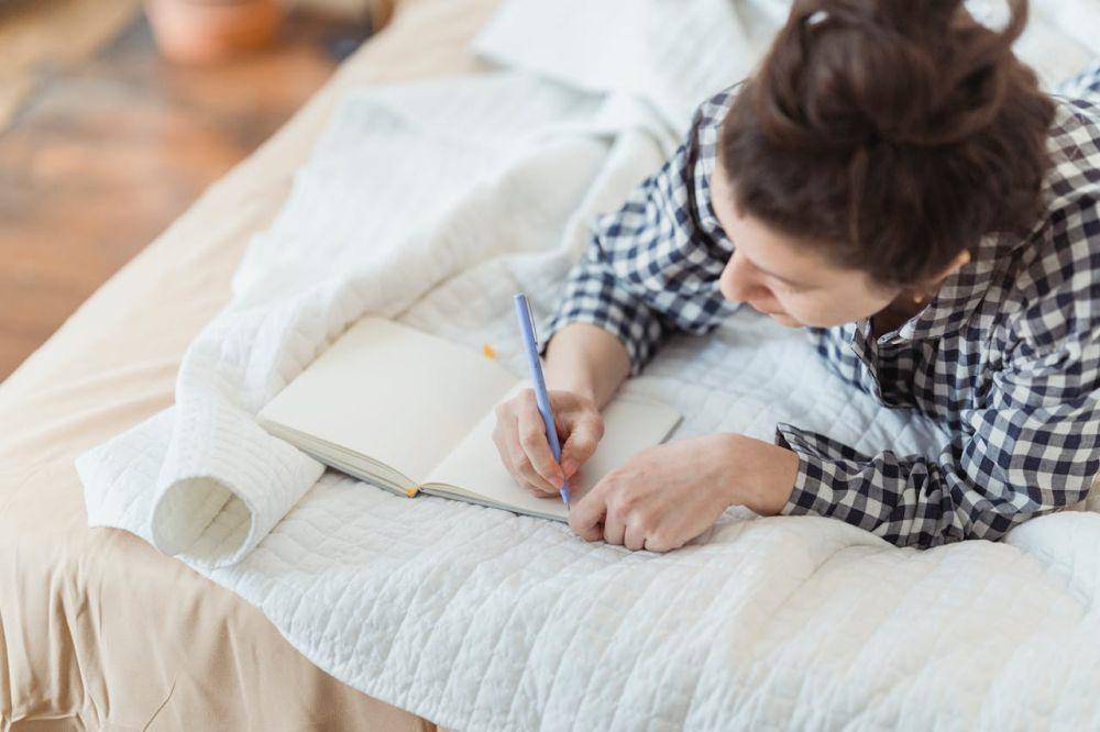 ilustrasi menulis jurnal (pexels.com/Miriam Alonso)