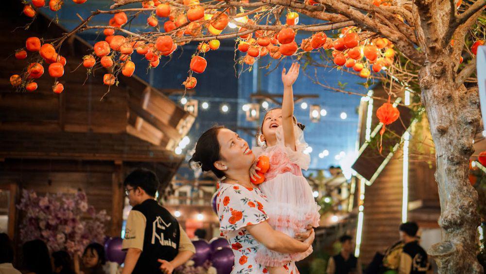 6 Tips Mengajak Anak ke Pasar Malam, Hiburan Rakyat Murah Meriah