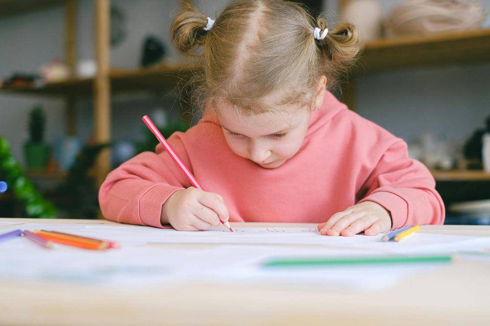ilustrasi anak sedang menulis (pexels.com/Anna Shvets)