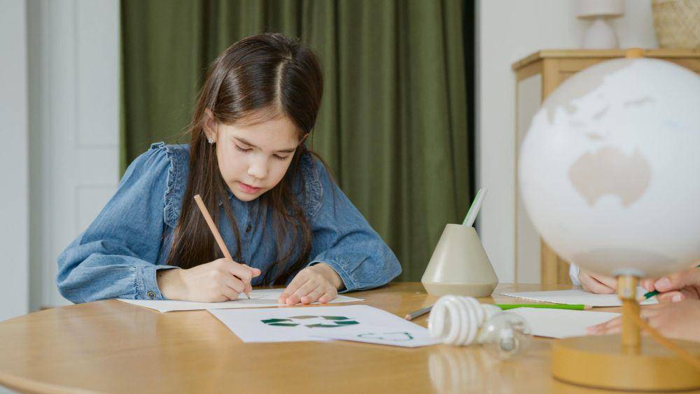ilustrasi anak sedang menulis (pexels.com/Artem Podrez)