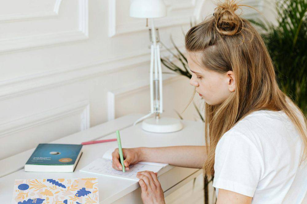 ilustrasi anak sedang menulis (pexels.com/Photo Source: Kaboompics.com)