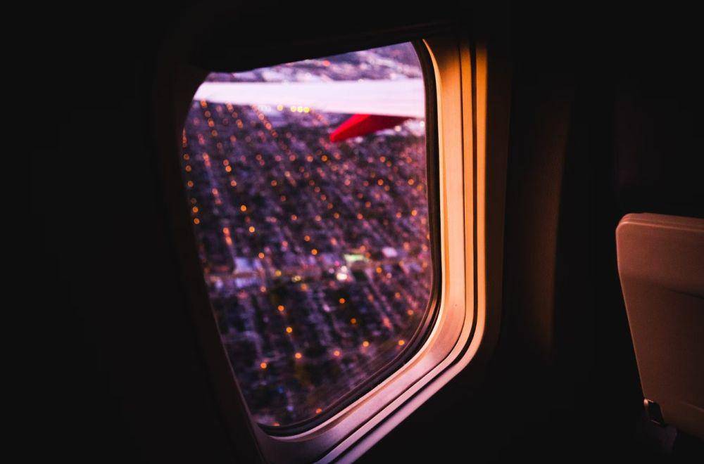 ilustrasi jendela pesawat (unsplash.com/Payson Wick)