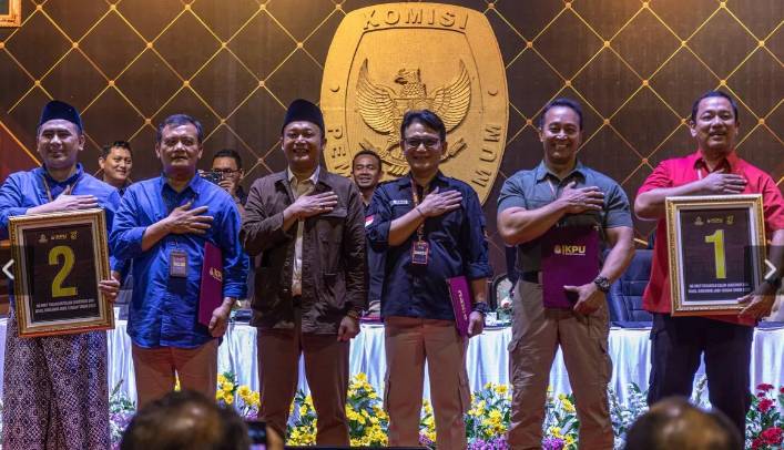 Pasangan Calon Gubernur dan Wakil Gubernur Jawa Tengah bersama Ketua KPU Provinsi Jawa Tengah (Dok. ANTARA)