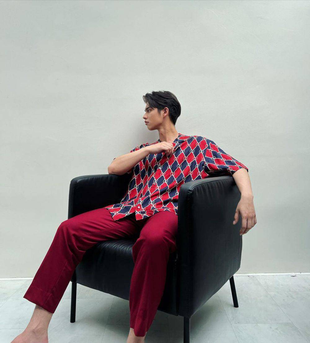outfit monokrom ala Bright Vachirawit (instagram.com/bbrightvc)