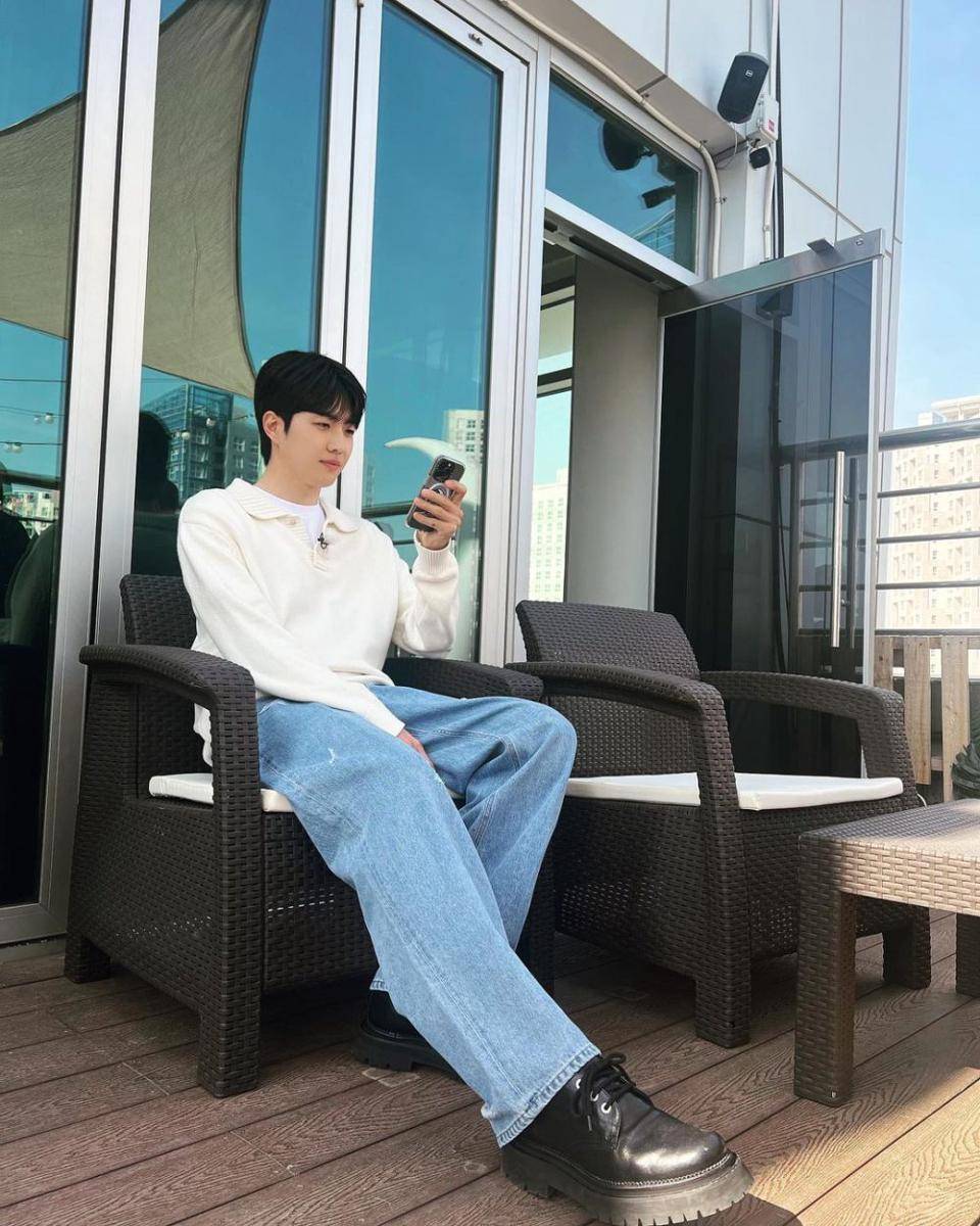 outfit liburan ala Kang Hoon (instagram.com/khoonyy)