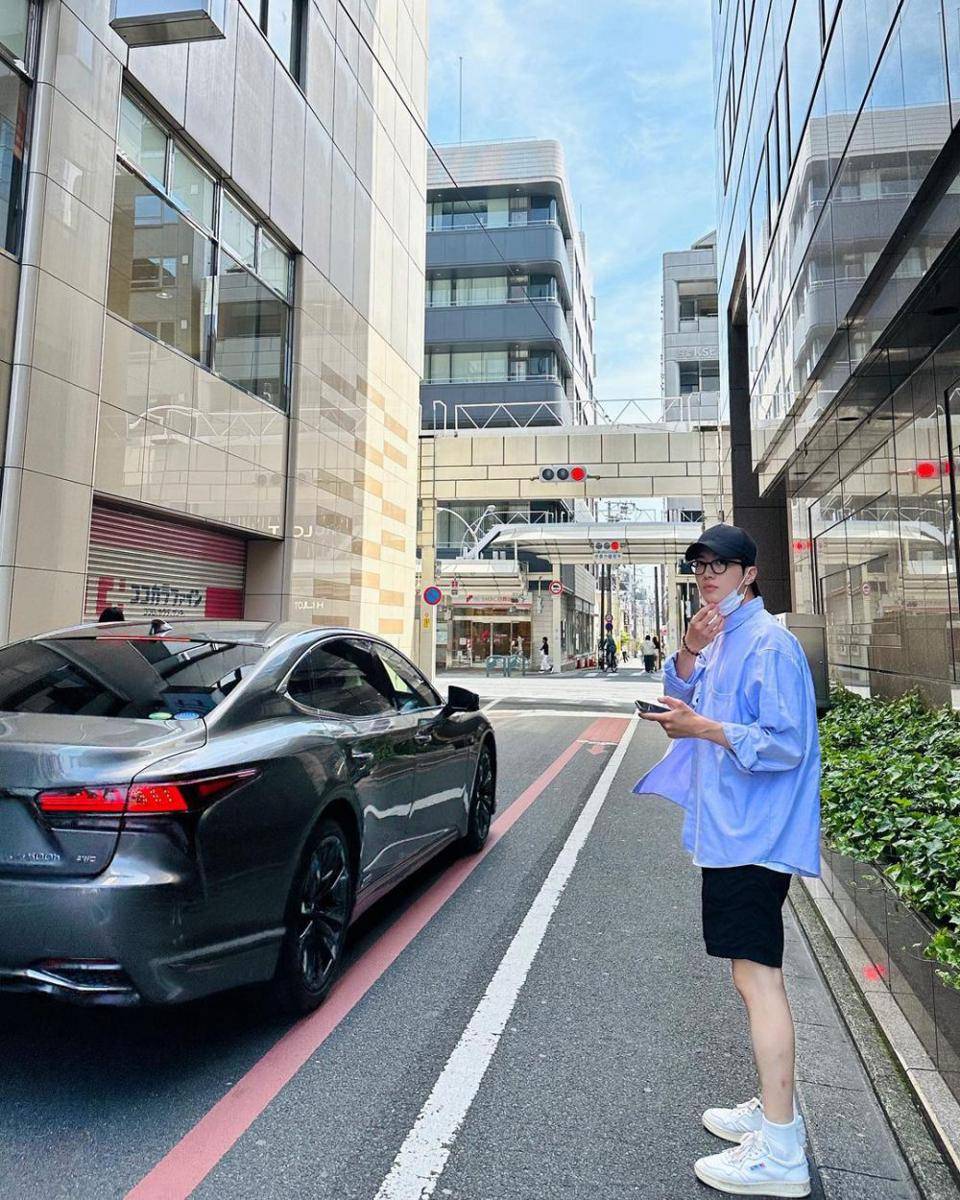 outfit liburan ala Kang Hoon (instagram.com/khoonyy)