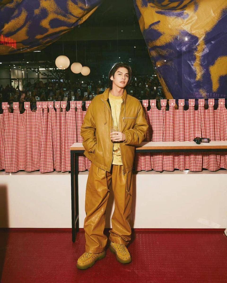 outfit monokrom ala Bright Vachirawit (instagram.com/bbrightvc)