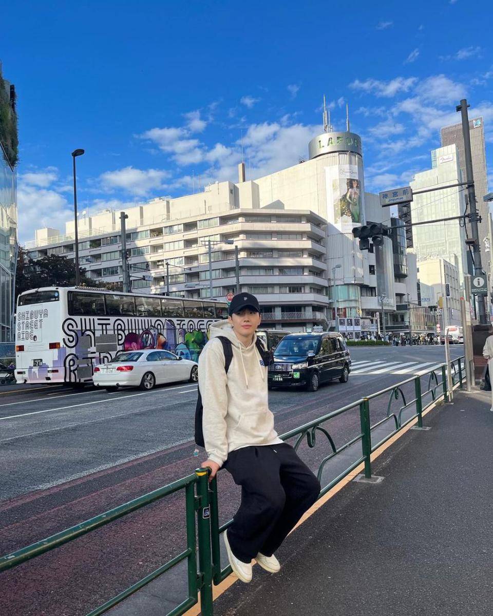 outfit liburan ala Kang Hoon (instagram.com/khoonyy)