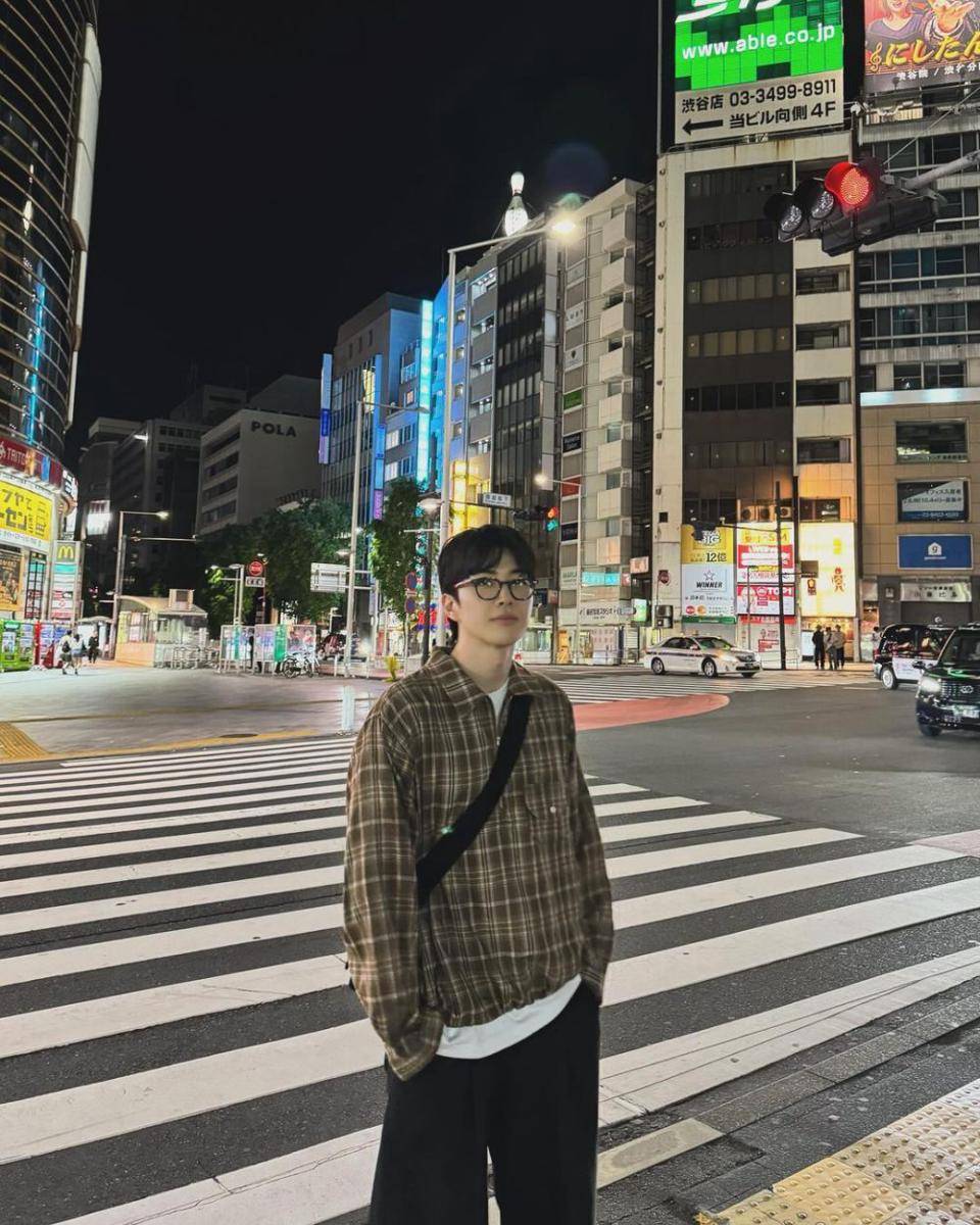 outfit liburan ala Kang Hoon (instagram.com/khoonyy)