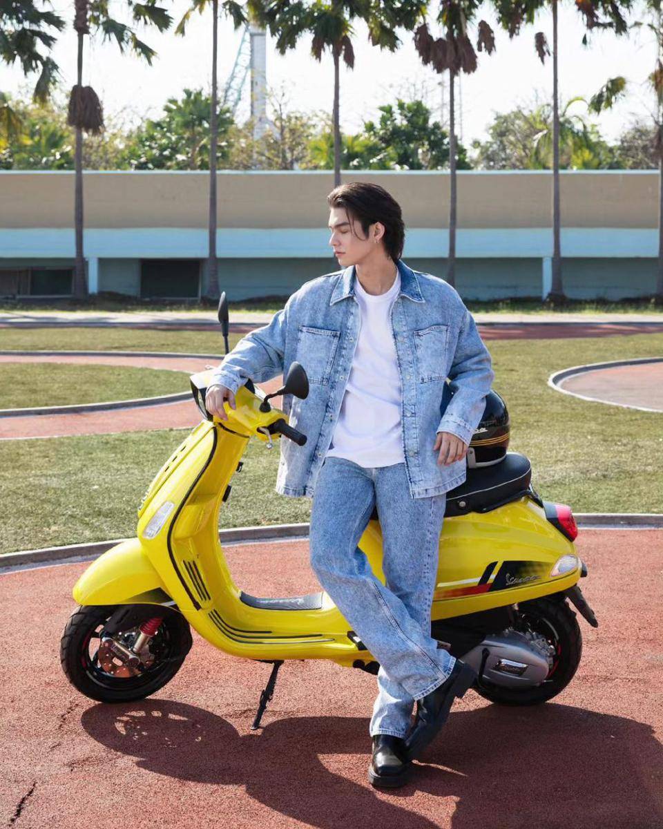 outfit monokrom ala Bright Vachirawit (instagram.com/bbrightvc)